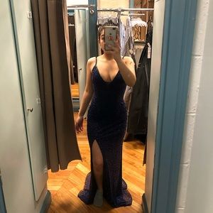 Hi I’m selling my prom dress that was never used.